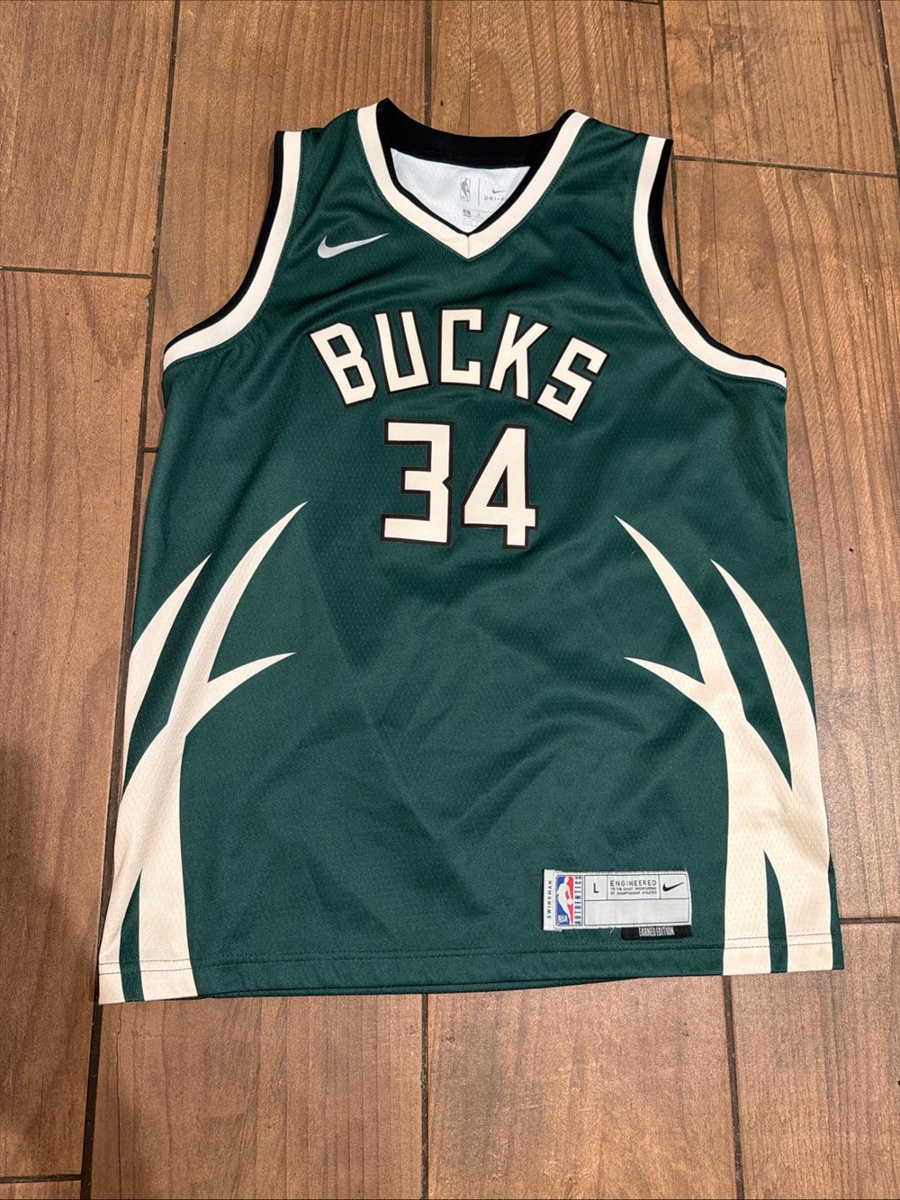 Nike Green and White Milwaukee Bucks #34 Basketball Jersey youth large